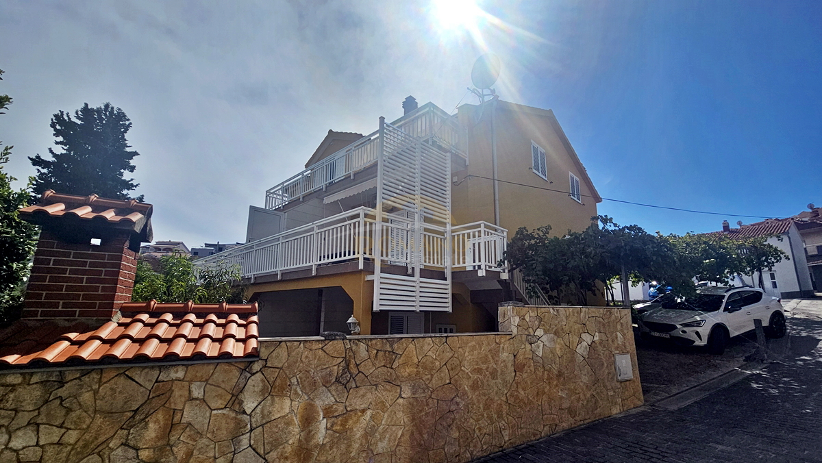 Casa con appartamenti a Okrug Gornji/Čiovo, seconda fila dal mare - 5 appartamenti